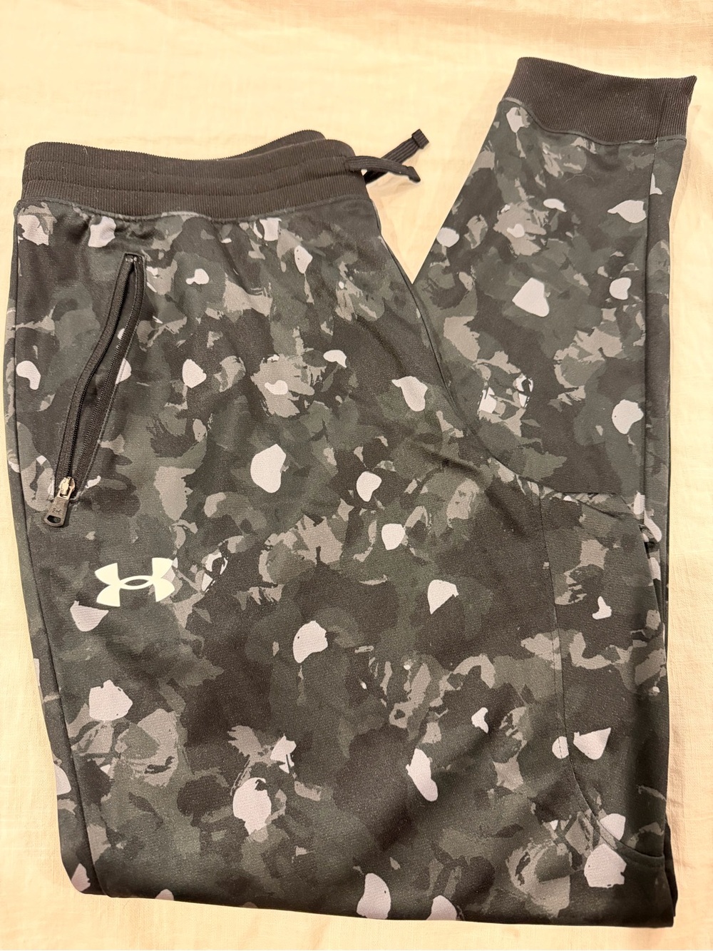 NWOT Under Armour Black and Gray Camo Joggers Sweatpants Pull Drawstring YXL